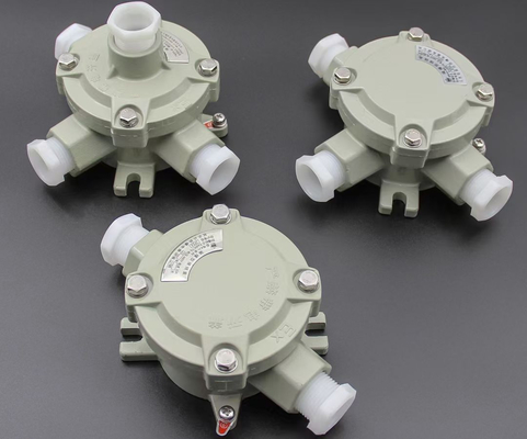 Взрывозащищенная распределительная коробка WF2 IP65 из литого алюминия с 2/3 кабельными вводами – Горизонтальный монтаж
