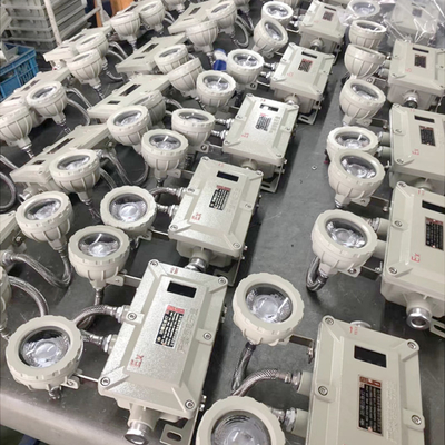 AC90-380V Напряженный взрывостойкий светодиодный светодиодный подводный свет Настраиваемые варианты и эффективность 150lm / w